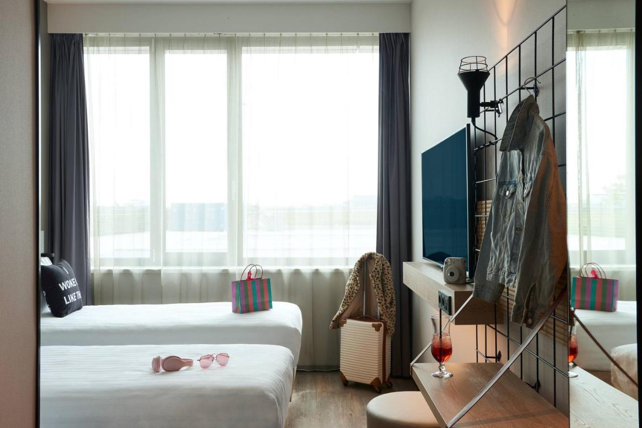 Moxy Amsterdam Schiphol Airport Hotel Hoofddorp Bagian luar foto