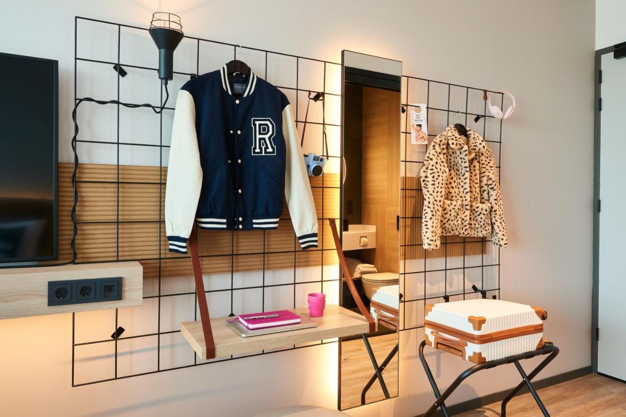 Moxy Amsterdam Schiphol Airport Hotel Hoofddorp Bagian luar foto