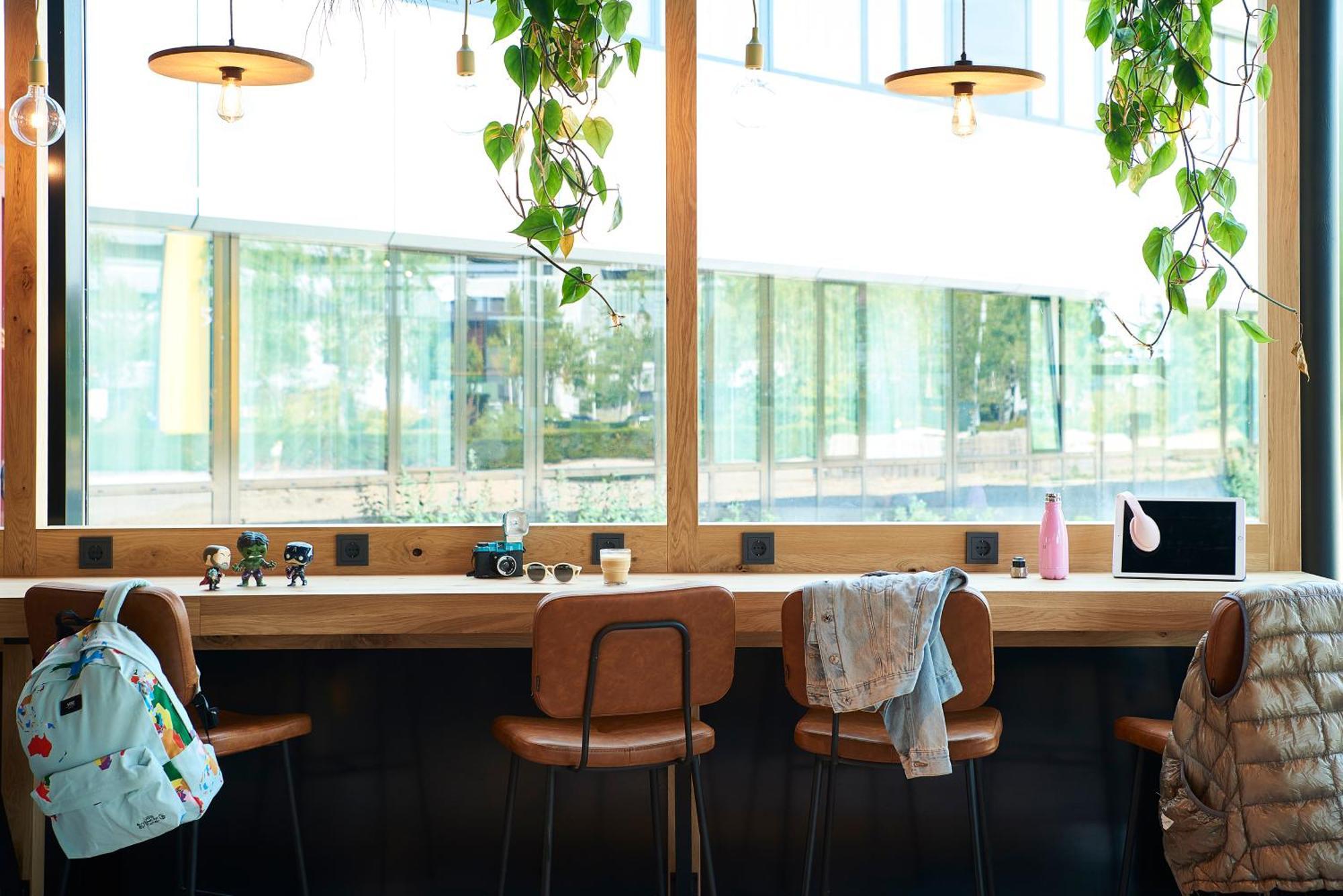 Moxy Amsterdam Schiphol Airport Hotel Hoofddorp Bagian luar foto