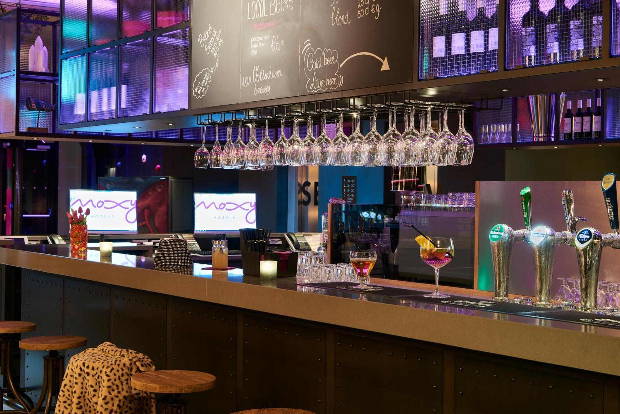 Moxy Amsterdam Schiphol Airport Hotel Hoofddorp Bagian luar foto