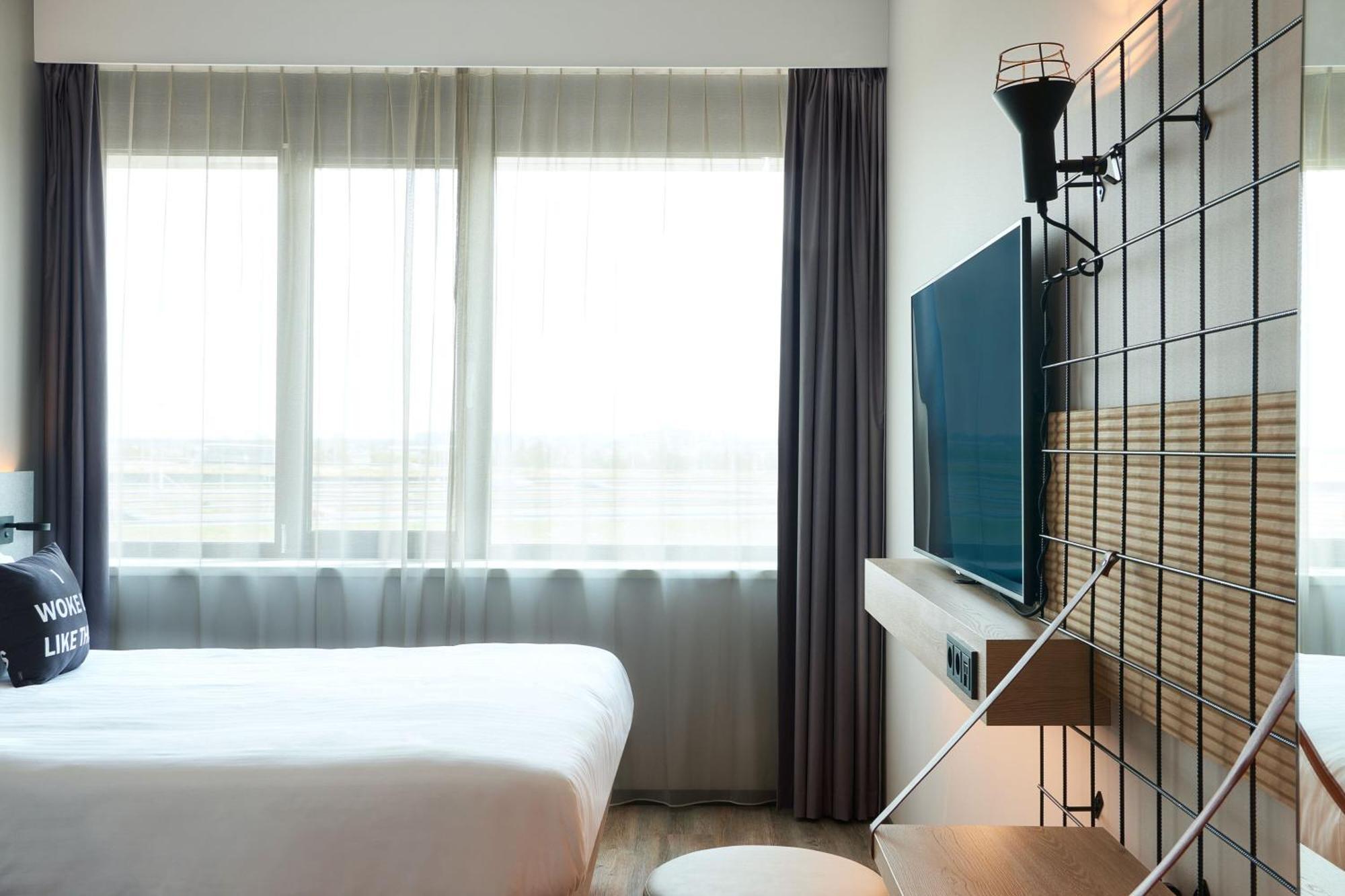 Moxy Amsterdam Schiphol Airport Hotel Hoofddorp Bagian luar foto