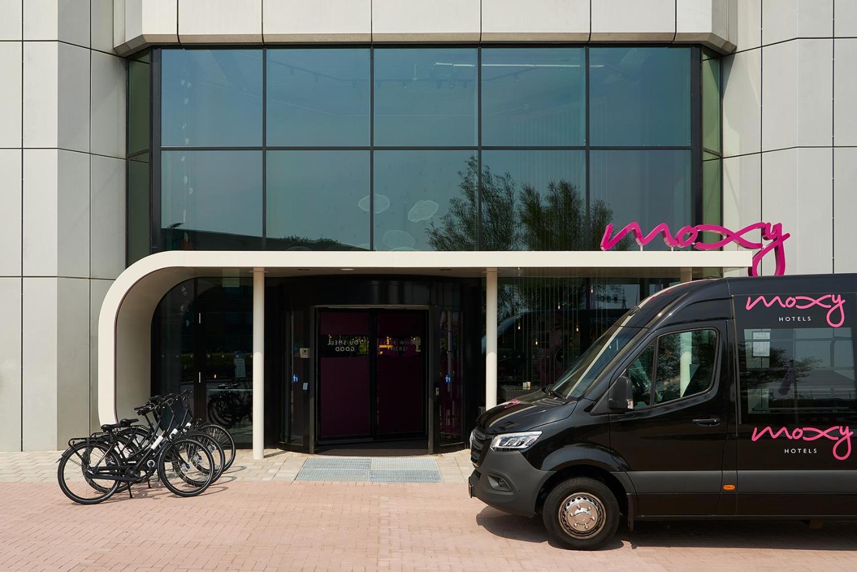 Moxy Amsterdam Schiphol Airport Hotel Hoofddorp Bagian luar foto