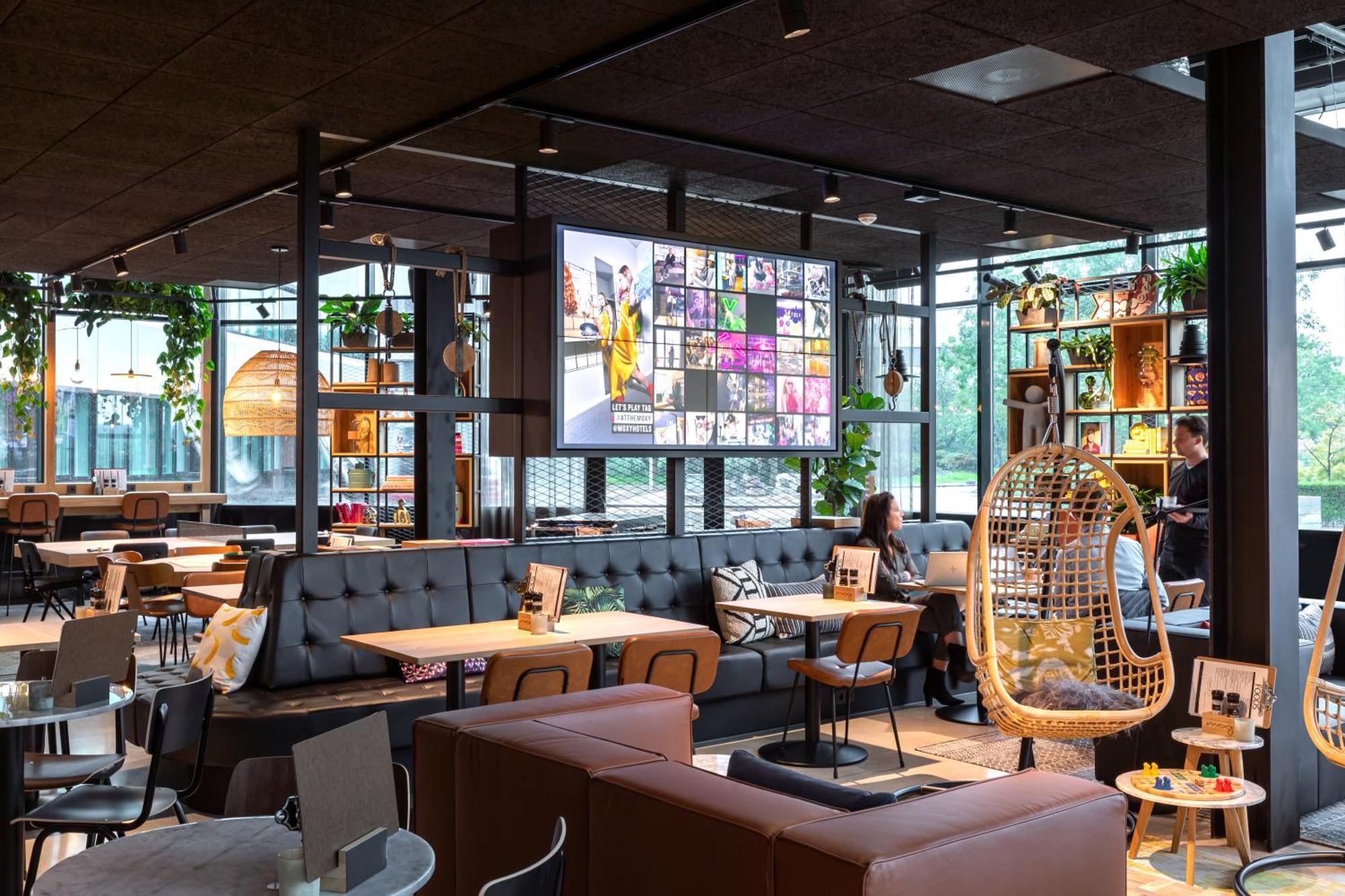 Moxy Amsterdam Schiphol Airport Hotel Hoofddorp Bagian luar foto