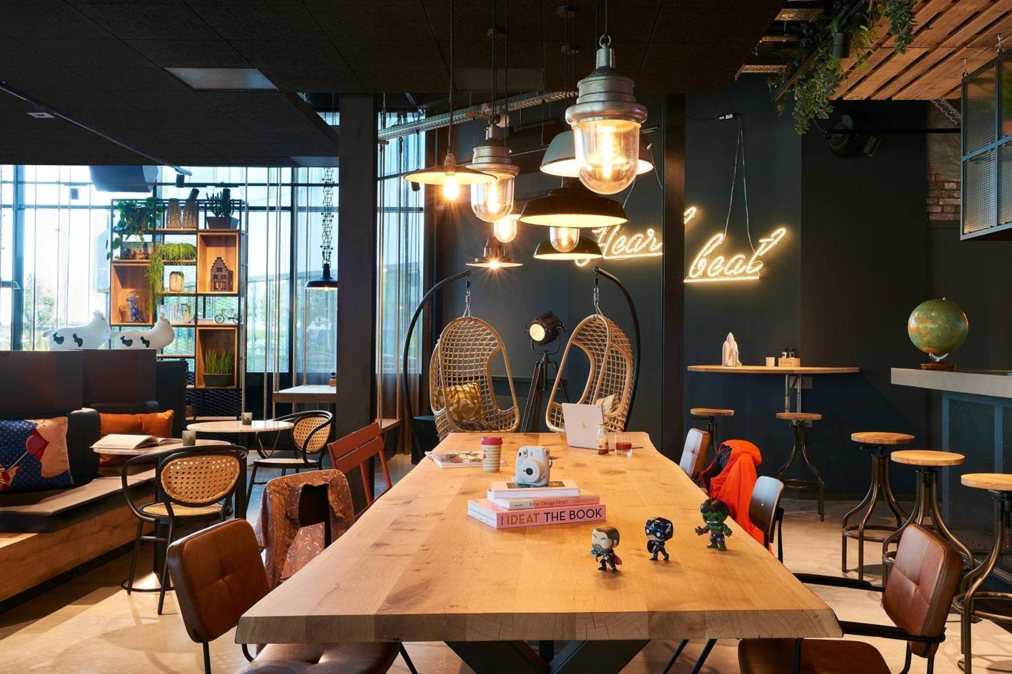 Moxy Amsterdam Schiphol Airport Hotel Hoofddorp Bagian luar foto