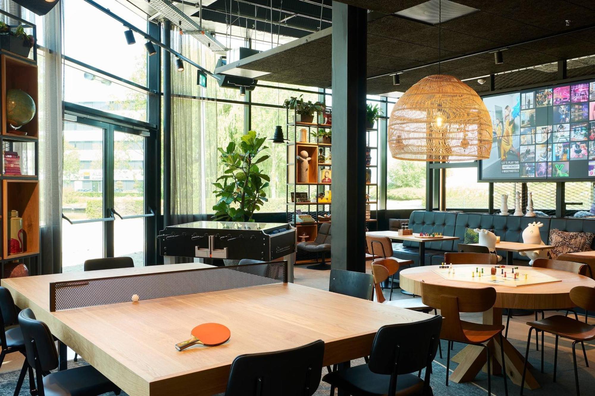 Moxy Amsterdam Schiphol Airport Hotel Hoofddorp Bagian luar foto